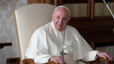 Se sabe que alguien ajeno al papa lleva sus cuentas en redes sociales.