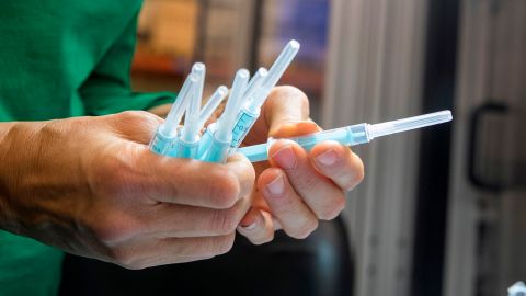 Las vacunas génicas hacen que nuestras células fabriquen proteínas del virus sin necesidad de entrar en contacto directo con él.