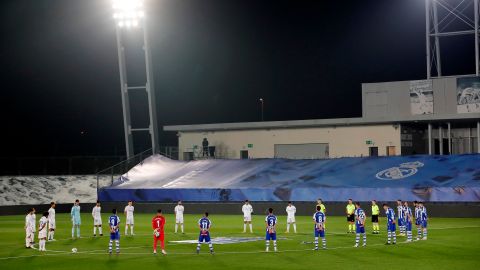 En la previa del duelo se le rindió un homenaje al “Pelusa”.