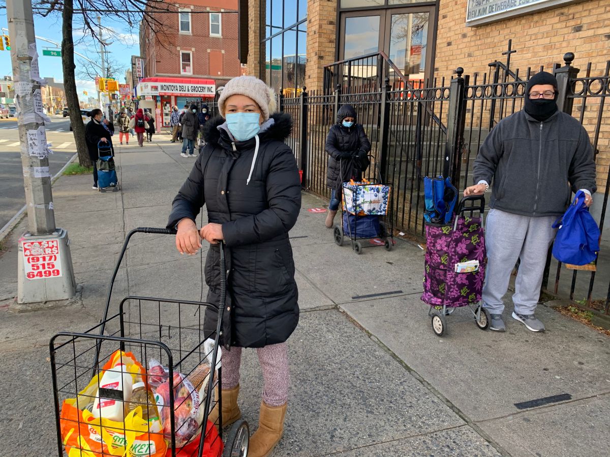 Tras salir de una despensa en Queens, la dominicana Minerva Fernández aseguró que cada vez hay más hambre en NYC y pidió más ayuda 