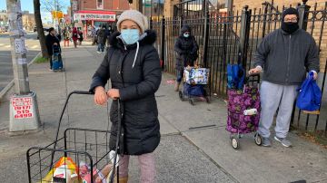 Tras salir de una despensa en Queens, la dominicana Minerva Fernández aseguró que cada vez hay más hambre en NYC y pidió más ayuda