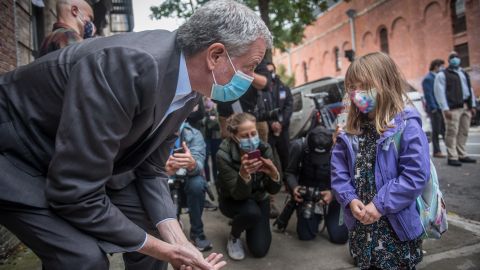 De Blasio advierte que escuelas pudieran cerrar el lunes por aumento del COVID-19