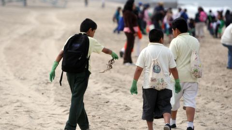 LOS ANGELES, CA- 060409- Thousands of kids participates in Kids Ocean Day, a day of cleaning and sending an aerial art message to help the environment.  Photo by J. Emilio Flores/La Opinion