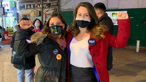 Catalina Cruz y Jessica González-Rojas esperaron los resultados de las elecciones en sus hogares, pero antes pasaron a la Plaza de la Diversidad a agradecer a sus simpatizantes.