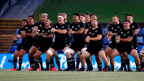En el previo del juego, los All Blacks le rindieron un homenaje, muy a su estilo, a Maradona.