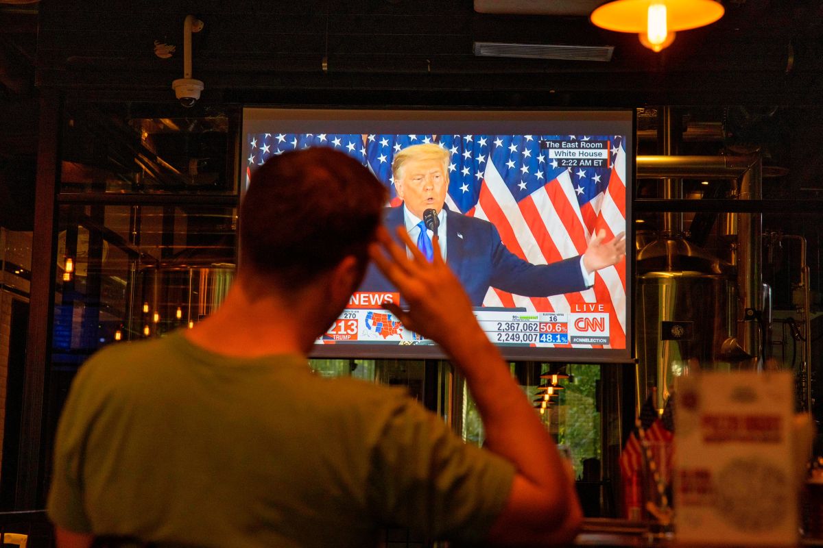 Un hombre en China reacciona al discurso de Donald Trump  en un restaurante en Shanghai, China. 