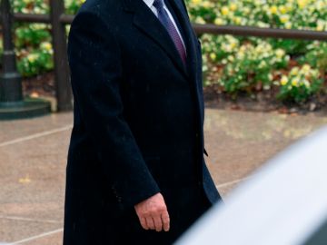 Arlington (United States), 11/11/2020.- US President Donald J. Trump and First lady Melania Trump (not pictured) participate in a National Veterans Day Observance at Arlington National Cemetery in Arlington, Virginia, USA, 11 November 2020. This is the first public appearance of Trump since 07 November when major news networks projected that he lost the 2020 Presidential elections. (Elecciones, Estados Unidos) EFE/EPA/Chris Kleponis / POOL