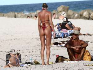 Con un diminuto bikini rojo, Candice Swanepoel dejó a todos atónitos en Miami