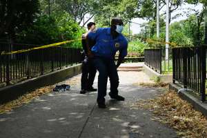 Hasta desde los apartamentos disparan en Nueva York, como en la guerra: mujer herida