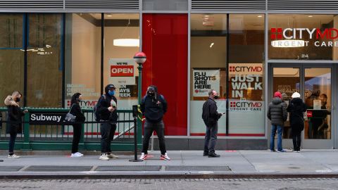 Personas hacen fila en un centro de asistencia médica en Manhattan, para hacerse la prueba del COVID-19.