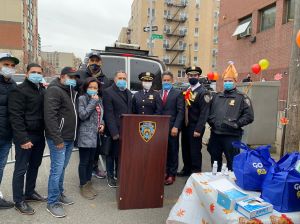 Bodegueros reparten pavos e instan a parar la violencia armada en NYC