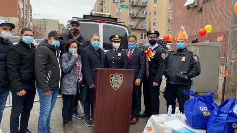 Durante el reparto de pavos y bolsas de alimentos, los bodegueros junto a Juanita Holmes, la Jefa de Patrulleros del NYPD.