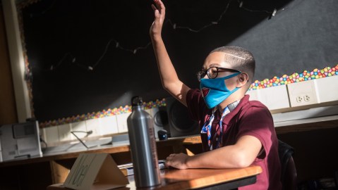 Este lunes, se reportó que la tasa de positividad es del 2.77%, y por ello, al no llegar todavía al 3%, permitirá que las escuelas sigan abiertas este martes.