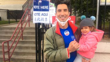 El puertorriqueño Frankie Crescioni junto a su hija Emelina tras votar este martes en el Alto Manhattan.