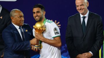 Riyad Mahrez levantó la copa en la edición anterior de la Copa Africana de Naciones.