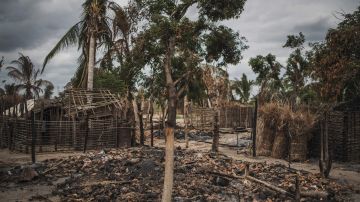 Una casa quemada después de un ataque jihadista en Mozambique.