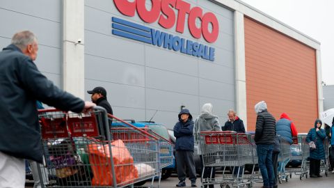 Costco requiere que todos los miembros y el personal usen cubreboca