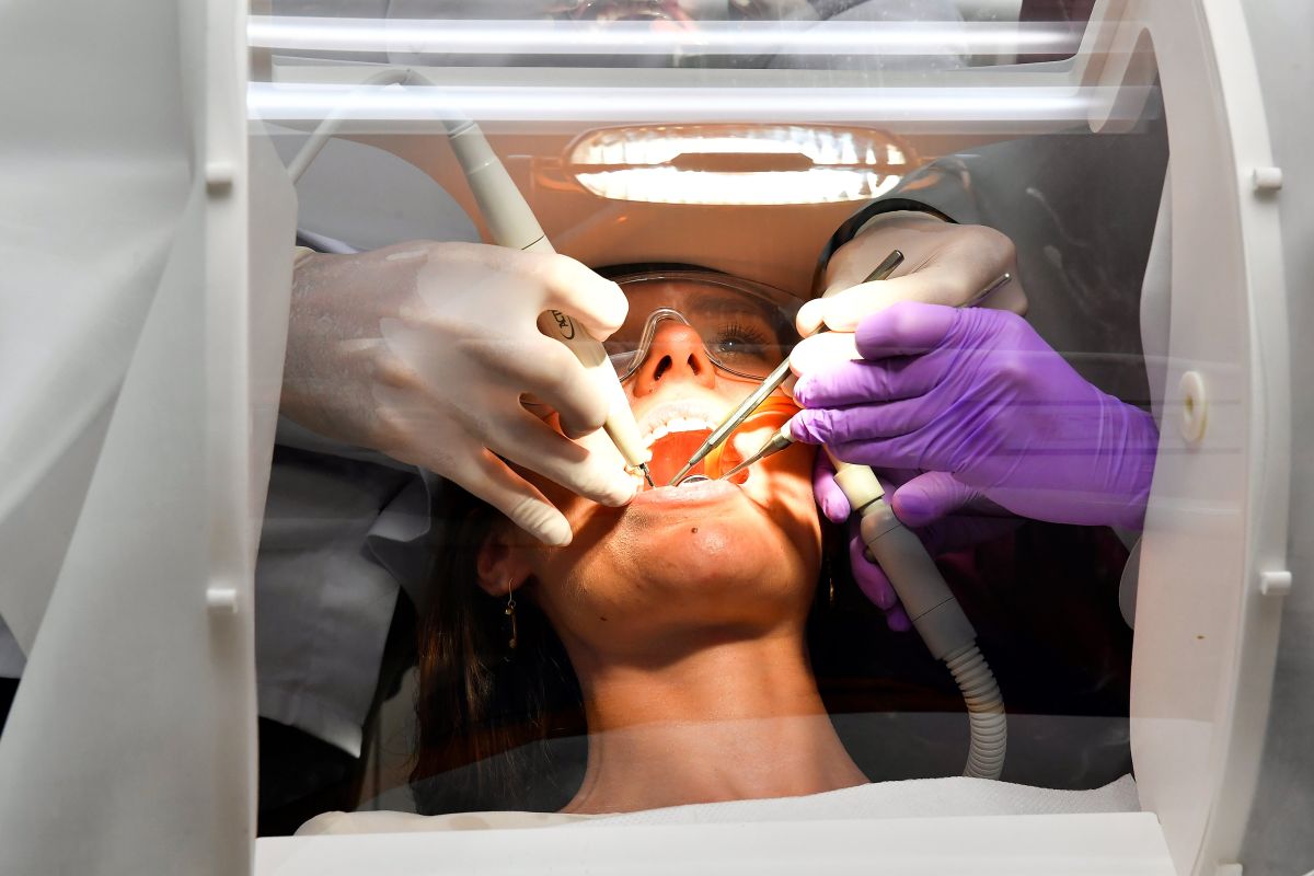 Desde niños hasta adultos, han experimentado la caída de dientes tras recuperarse del COVID-19.