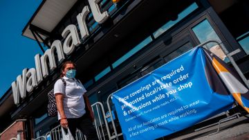 Walmart comienza a limitar el número de clientes ante el aumento de casos de COVID-19