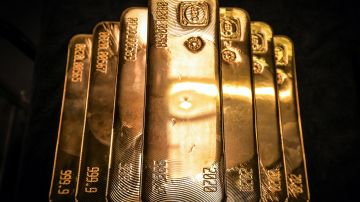 Por qué el precio del oro se desplomó
