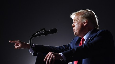 El presidente Trump insiste en sus teorías conspiratorias.