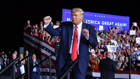 Trump bailando en uno de sus eventos.