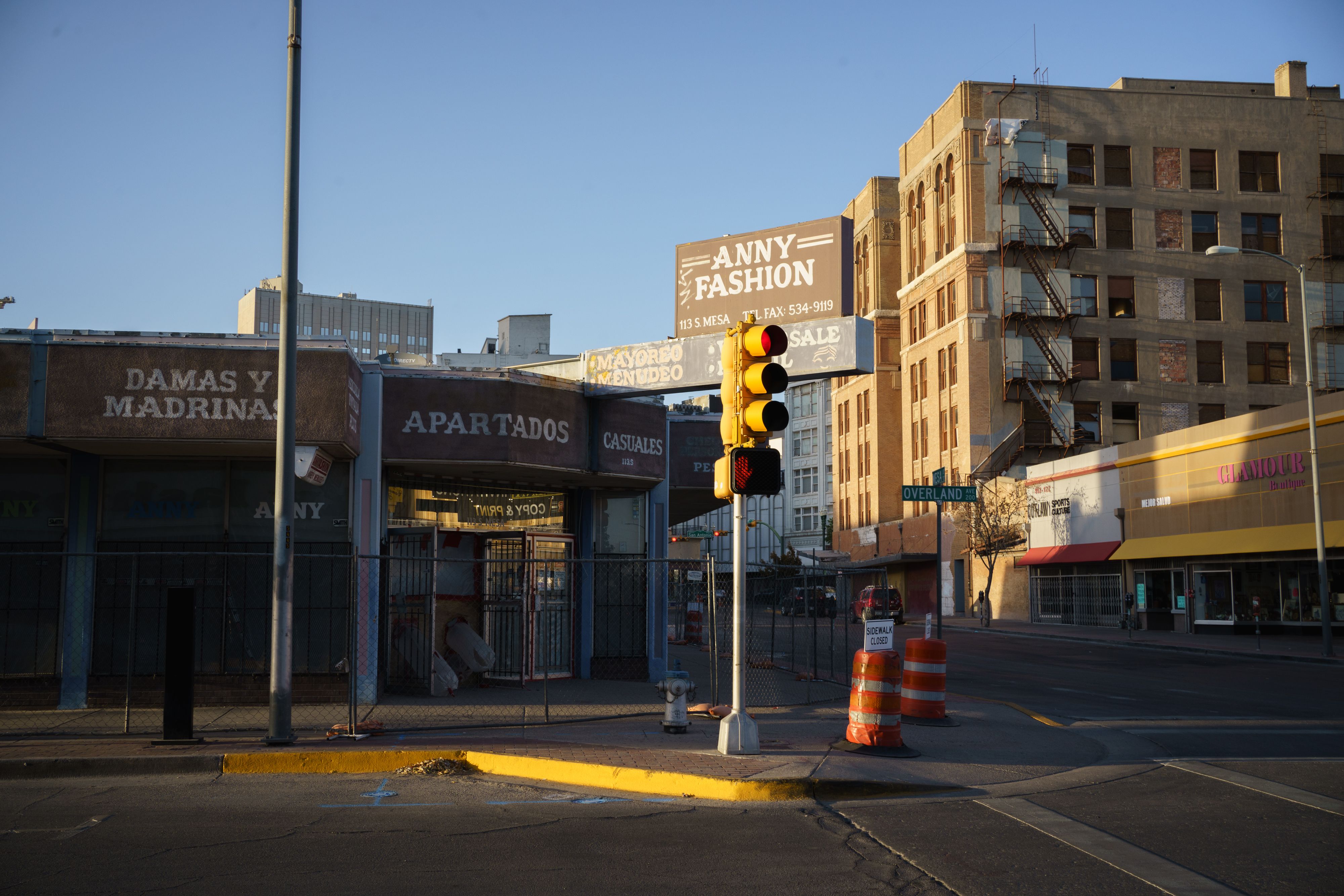 Negocios cerrados en El Paso por brote de coronavirus.