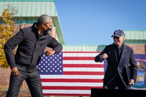 Obama anota triple al jugar baloncesto en Michigan. ¿Buen presagio de cara a las elecciones?