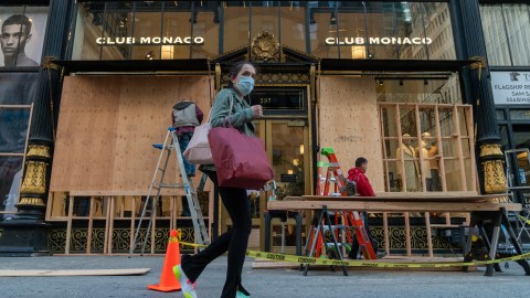 Negocios en todo el país resguardan sus aparadores en caso de manifestaciones