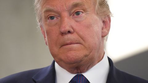 El presidente Trump presiona para que se dejen de contar votos.