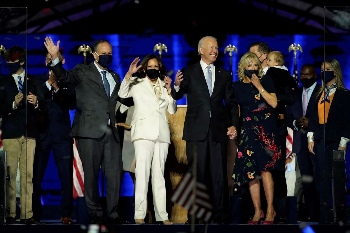 Joe Biden, Kamala Harris y sus familias saludan al público.