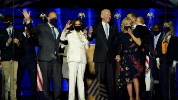 Joe Biden, Kamala Harris y sus familias saludan al público.