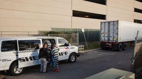 Presos en El Paso llegan a un hospital para reubicar muertos por coronavirus.