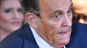 Giuliani destacó en la conferencia de prensa por sudar tinte de cabello. / FOTO: MANDEL NGAN - GETTY