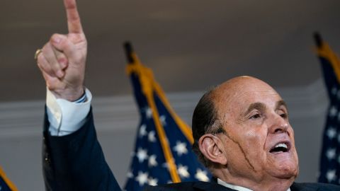 Rudy Giuliani, literalmente, ha sudado tinta en la defensa del presidente Trump.