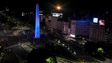Miles de fans se juntaron en el Obelisco de Buenos Aires para honrar a Maradona.