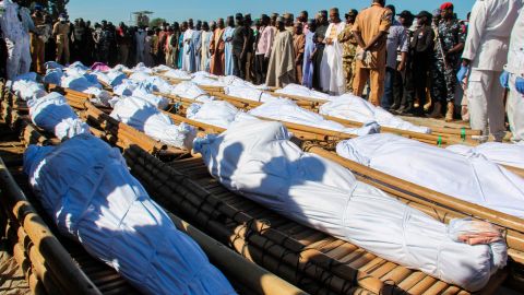 El funeral de las 43 personas en Nigeria.
