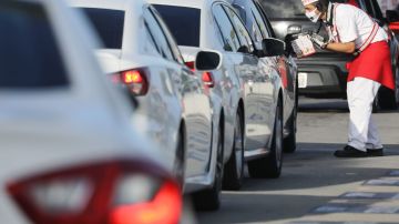 En Colorado automovilistas esperan hasta 14 horas en la fila del drive-thru de un restaurante In-N-Out