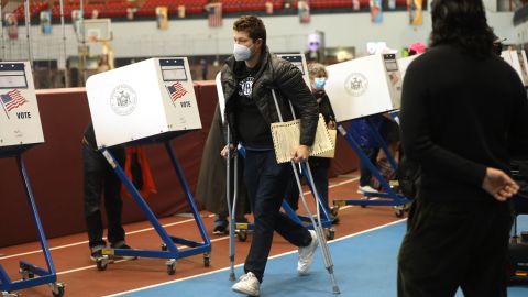 NEW YORK, NEW YORK - OCTOBER 28: People vote at the Brooklyn Armory during early voting on October 28, 2020 in New York City.  Election officials are trying to ensure that the voting process is both safe and efficient due to the coronavirus (COVID-19) pandemic.  (Photo by Spencer Platt/Getty Images)