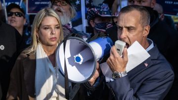 Corey Lewandowski (con megáfono) en una protesta por las elecciones.