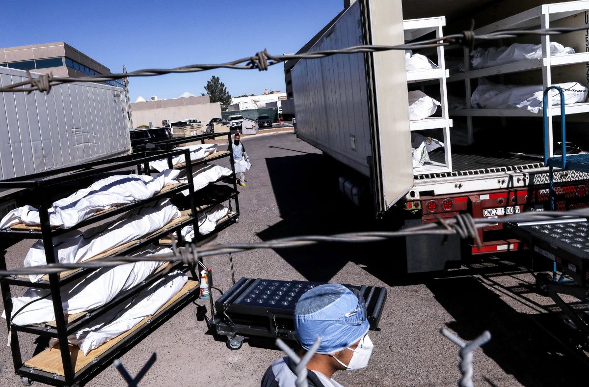 Una morgue improvisada en el espacio de estacionamiento de la Oficina Forense del Condado El Paso acumula a los fallecidos por coronavirus.