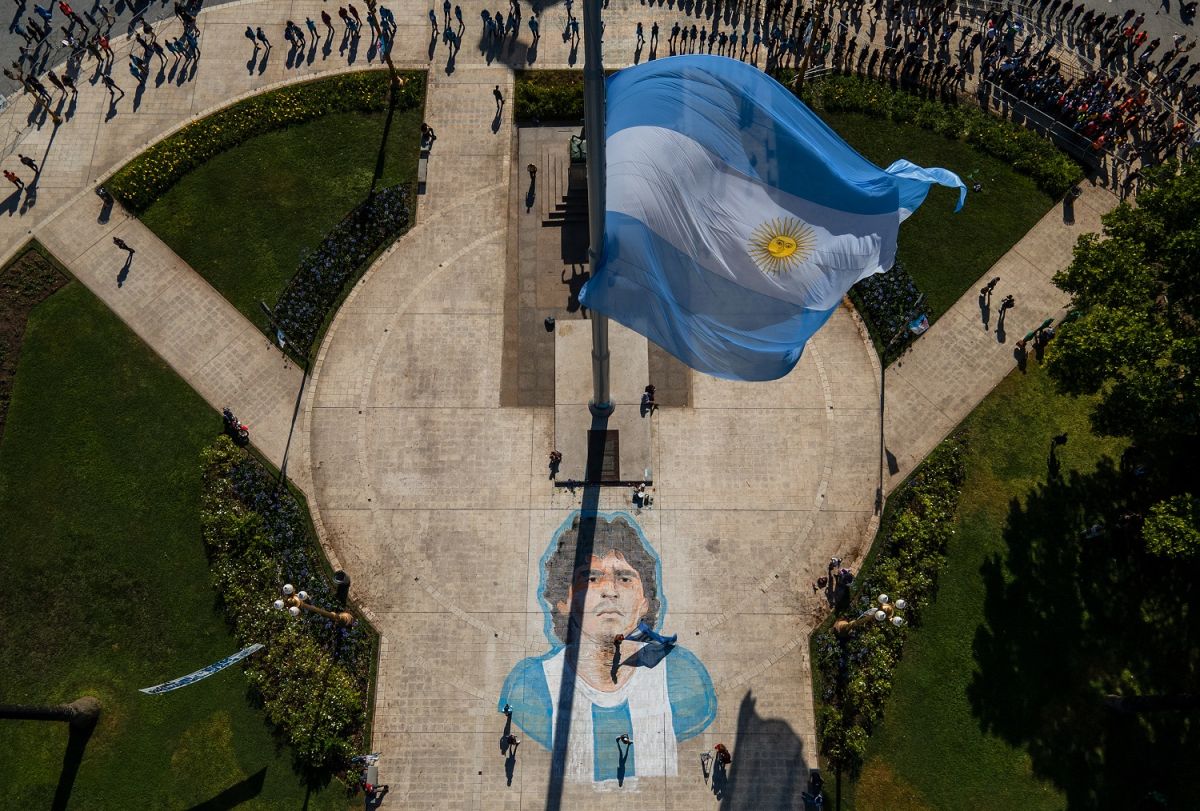 Miles de personas esperan su turno para despedirse de los restos de Diego Armando Maradona en la Casa Rosada, en Buenos Aires.