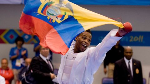 El excampeón panamericano venció al griego Stefanos Roupakas de forma impactante.