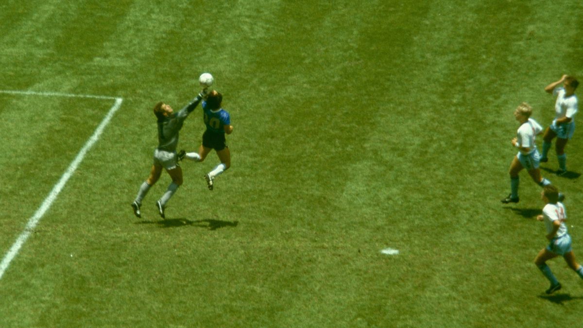 Mientras todos le arrojan flores, Peter Shilton pone en entredicho la deportividad de Maradona
