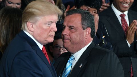 Chris Christie junto a Donald Trump.