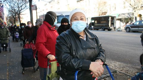 Residentes del Alto Manhattan como la dominicana María Rivera "hace cambios" para estas Fiestas.