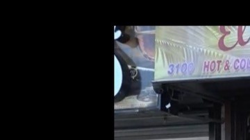 Miembros de UBA entregan el cheque de ayuda a Odalis Rodríguez.