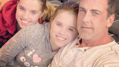 Carlos Ponce junto a sus hijas Sienna y Savannah