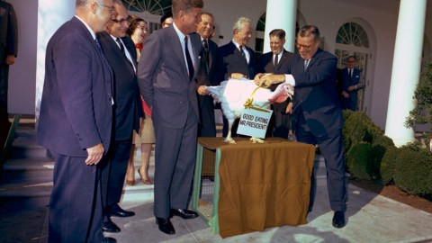 El presidente John F. Kennedy indultó a un pavo el 19 de noviembre de 1963.