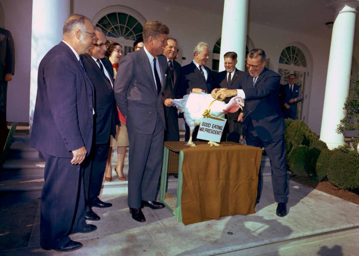 El presidente John F. Kennedy indultó a un pavo el 19 de noviembre de 1963.